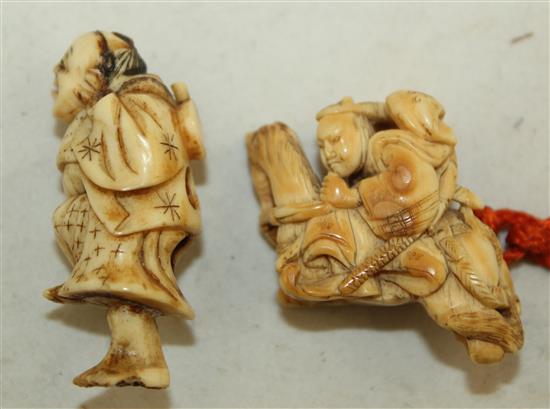 A Japanese ivory netsuke and a stag horn netsuke, late 19th/early 20th century, 4.5cm